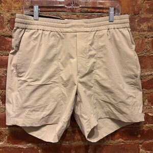 Lululemon Bowline shorts, tan Sz L